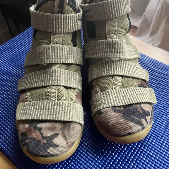 Clearance Sale Nike High Top Sneaker - Picture 7 of 7